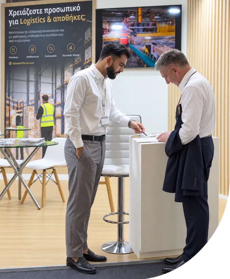 Εκπρόσωπος της Dias Workforce ενημερώνει ενδιαφερόμενο εργοδότη για τις υπηρεσίες εύρεσης και μετάκλησης εργαζομένων από τρίτες χώρες.